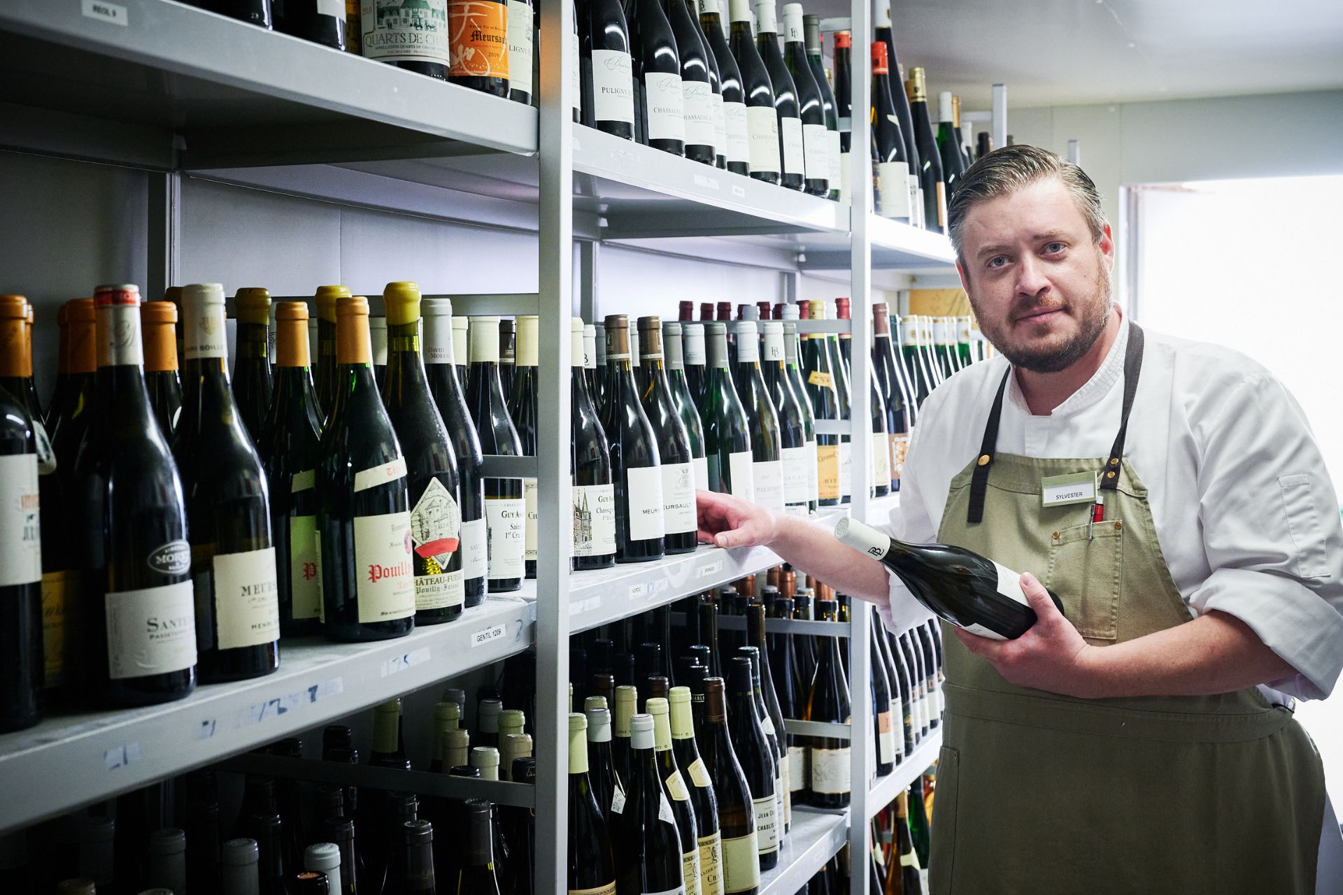 38-årige Sylvester Madsen på jagt efter den helt rigtige flaske. Foto: PR