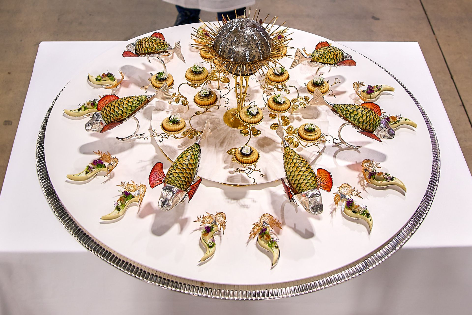 Fadserveringen bestående af fisken rød knurhane, som skulle serveres helstegt og fyldt. Til dette skulle der tilberedes tilbehør baseret på kikærter og violet artiskok samt en sauce med søpindsvin. Foto: Jesper Bøjlund / Bocuse