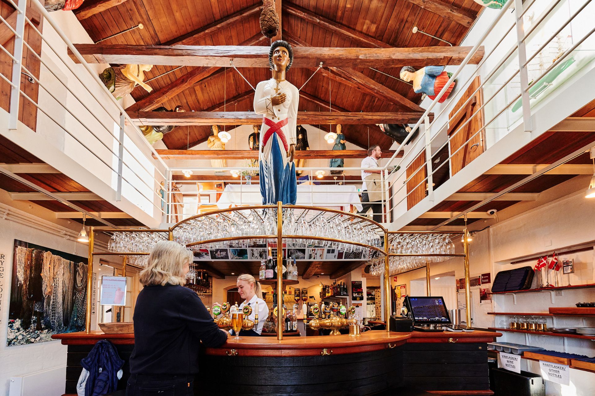 Personalet igang med udskænkning på Restaurant Pakhuset. Foto: PR