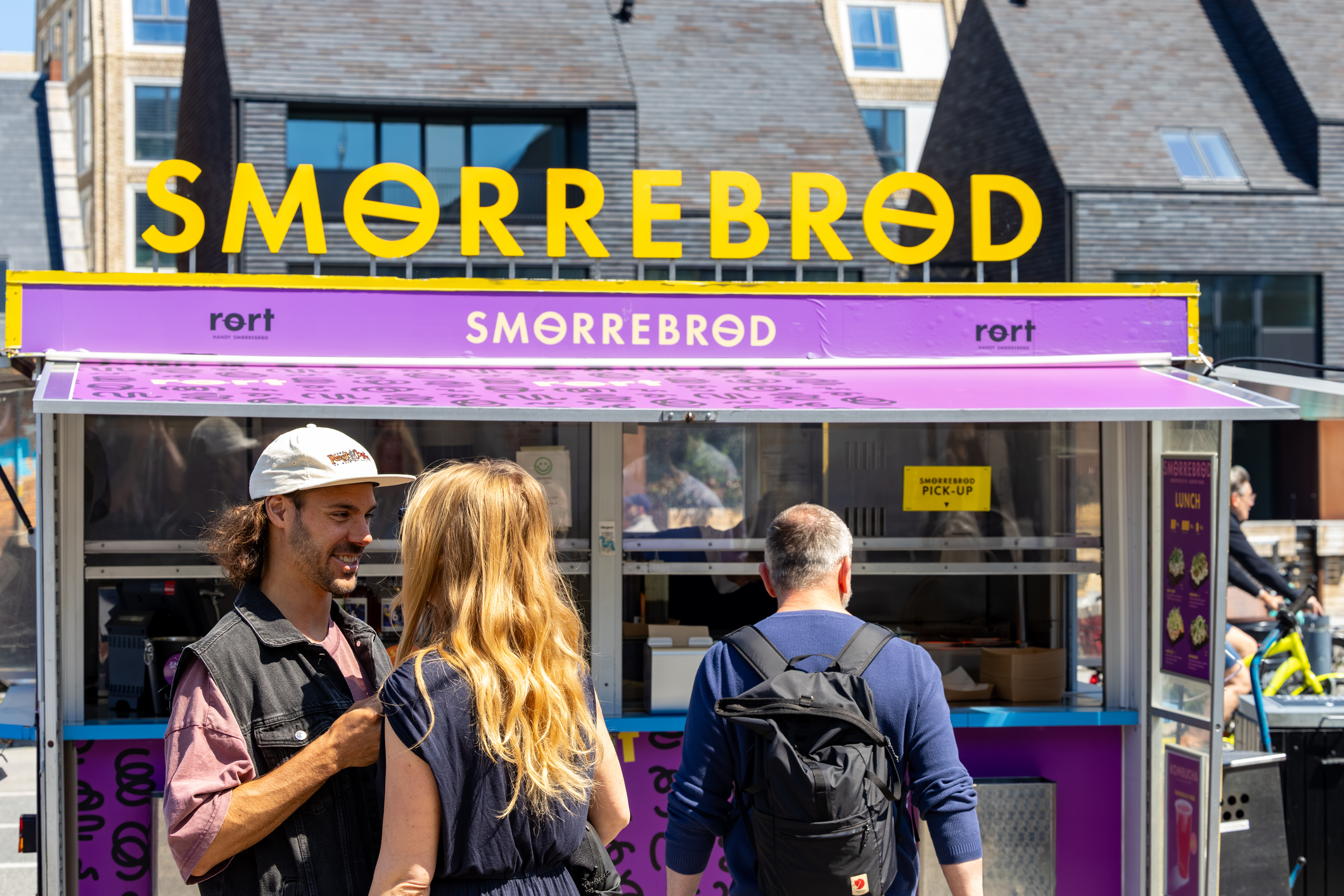 Turister og liv på Broens Gadekøkken i Indre København.