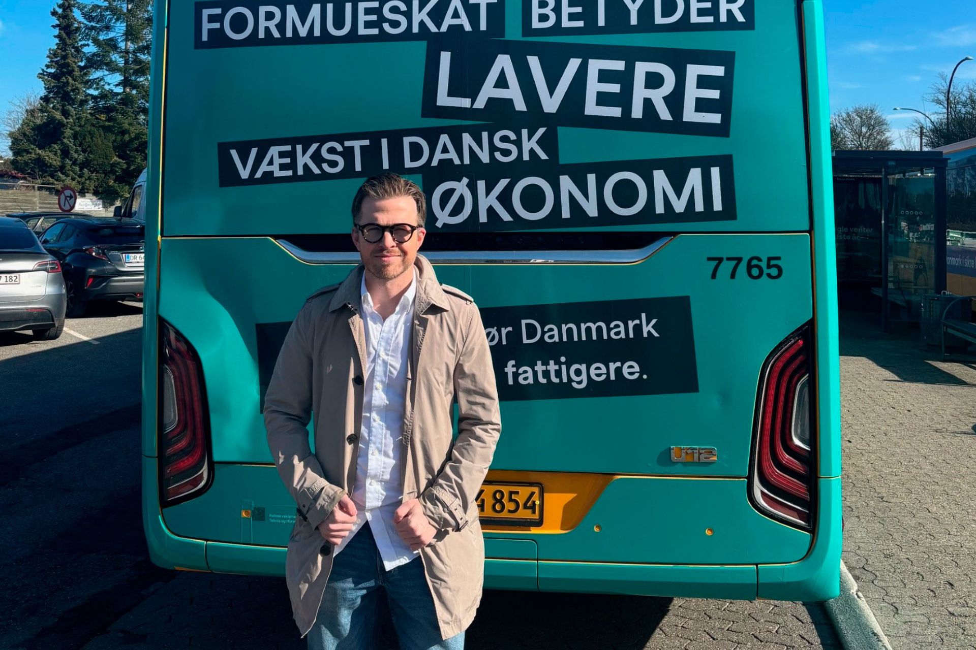 HORESTAs adm. direktør Jeppe Møller-Herskind foran en af byens flotte kampagnebusser.